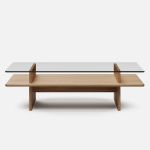 Der große Couchtisch PARALLEL COFFEE TABLE aus Holz und Glas von WOUD misst 120 x 60 x 35 cm Moderner Couchtisch aus Holz und Glas - Der Parallel Coffee Table von Woud