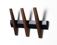 Hakenleiste Holz in schwarz lackiert Haken Nussbaum geölt TANGENT 3 von Hoigaard