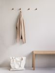 Modernes Garderoben-Setting mit den kleinen Wandhaken WOODEN WALL HOOK von MOEBE in Eiche geeölt Moebe - Wooden Wall Hook kleine Wandhaken für das Badezimmer