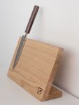 Mit einer FLäche von 32 x 19 cm bietet der Messerblock HOLD MY KNIFE von Rio Lindo viel Platz auf wenig Raum, denn der Fuß ist selbst nur 9 cm tief Rio Lindo HOLD MY KNIFE TABLE - magnetischer Messerblock aus Holz in Eiche