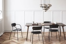 Stapelbarer Design Armlehnstuhl PAVILION AV2 aus Holz und Metall von &tradition Stapelbarer Design Armlehnstuhl aus Holz und Metall - PAVILION AV2 von &tradition