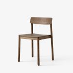 Die deutlich sichtbare Maserung des Holzes ist allen Ausführungen des stapelbaren Holzstuhls BETTY TK2 von &tradition gemein - Abbildung in Eiche geräuchert, geölt &tradition - BETTY TK2 stapelbarer Holzstuhl in Eiche geräuchert