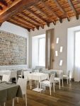 Dank seines klaren Designs und seinem hohem Komfort eignet sich der Designer Stuhl YOUNG 420 von Pedrali perfekt für die Bestuhlung in Restaurants und Cafés  Ambiete Stuhl YOUNG 420 in weiss gebeizt von Pedrali