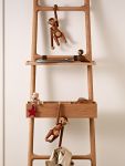 Die Affen aus Holz hangeln an einer Leiter mit Holzfigur BEAR und einem LOVEBIRD Die Affen aus Holz hangeln an einer Leiter mit Holzfigur BEAR und einem LOVEBIRD
