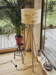 Die moderne Tripod Stehlampe LIGNO mit Lampenschirm aus Zirbenholz von LeuchtNatur ist das ideale Einrichtungsstück für Naturliebhaber Tripod Stehlampe aus Zirbenholz LIGNO von LeuchtNatur
