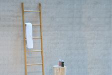 Stilvolle Leiter als stehender Handtuchhalter HOP aus Holz von Jan Kurtz Leiter als stehender Handtuchhalter aus Holz - HOP von Jan Kurtz