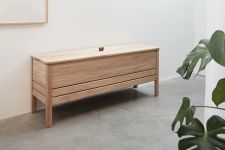 moderne Truhenbank aus Holz - A LINE STORAGE BENCH 111 von FORM & REFINE