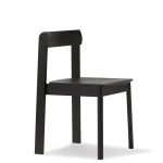 stapelbarer Holzstuhl mit Lehne aus Eiche in schwarz gebeizt Blueprint von Form & Refine