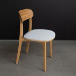 Insan - TANKA Esszimmerstuhl aus Massivholz in Eiche mit grauem Polster