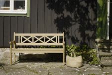 Klassische Gartenbank SKAGEN aus Teakholz im dänischen Design von Skagerak  Klassische Gartenbank aus Teakholz im dänischen Design - SKAGEN von Skagerak