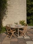 Dank seines zeitlosen Designs kann der Gartentisch DRACHMANN von Skagerak um verschiedene Stühle ergänzt werden Skagerak - DRACHMANN TABLE runder Teakholz Gartentisch für 4 Personen
