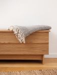 Dank ihres modernen Designs ist die Sitzbank CORRELATION von We Do Wood vielseitig einsetzbar We Do Wood CORRELATION BENCH - Sitzbank mit Aufbewahrung in groß aus Eiche