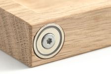 Die Magnetbefestigung an der Rückseite der Ablage NOTICE SHELF sorgt für stabilen Halt an der Magnettafel NOTICE BOARD von The Oak Men Magnetbefestigung NOTICE SHELF für Magnettafel NOTICE BOARD von The Oak men