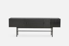 Modernes Lowboard ARRAY LOW von WOUD in Eiche, schwarz lackiert mit schwarzem Metallgestell Lowboard aus Holz in Eiche schwarz mit Metallgestell - ARRAY LOW von WOUD