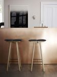 Der GEORG BAR STOOL von Skagerak komplettiert moderne Küchentresen und bietet eine stilvolle und komfortable Sitzgelegenheit Lounge Hocker im dänischen Design - GEORG BAR STOOL von Skagerak
