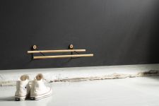 Kleines Wand Schuhregal SHOE RACK SMALL aus geöltem Eichenholz und Schwarzstahl von We Do Wood kleines Wand Schuhregal aus Holz und Metall - SHOE RACK SMALL von We Do Wood