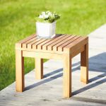 Dank seines klaren Designs und seiner kompakten Form ist NICE von Jan Kurtz vielseitig einsetzbar - als Beistelltisch, Hocker oder Blumenbank Beistelltisch NICE für den Garten aus Teak von Jan Kurtz