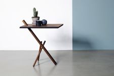 Ursprünglich vollständig aus Nussbaum Holz gefertigt, ergänzen den raffinierten Design Beistelltisch SIDEBORD von Noyer nun schwarze Metallfüße  Beistelltisch im raffinierten Design aus Nussbaum - SIDEBORD von Noyer