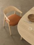Die Kombination aus heller Buche und cognacfarbenem Leder des Esszimmerstuhls AC2 von Andersen Furniture strahlt einladende Wärme aus Designer Armlehnstuhl in Buche Lederbezug Cognac - AC2 Chair von Andersen Furniture
