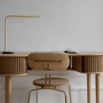 Modern gestalteter Home Office Arbeitsplatz mit dem gepolsterten Stapelstuhl CURIOUS von UMAGE aus Holz in der Ausführung Monrose Gepolsterter Stapelstuhl aus Holz in Sugar Brown CURIOUS von UMAGE