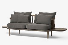 Das stilvolle Sofa FLY SC3 von &tradition aus geräuchertem Eichenholz und dunkelgrauen Stoffbezug Sofa Holzrahmen in Eiche geräuchert und dunkelgrau FLY SC3 von &tradition