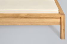 Detailansicht der Holzmaserung des Bettes CARA von vitamin design in Eiche geölt Massivholz Designerbett in Eiche geölt CARA von vitamin design