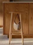 Unter der Sitzfläche des Thekenhockers THE SOCIALITE COUNTER STOOL von UMAGE befindet sich ein praktischer Messinghaken Thekenhocker aus Holz und Messing THE SOCIALITE COUNTER STOOL von UMAGE