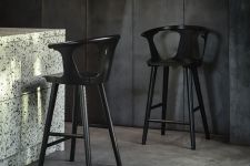 Moderner Barhocker mit Armlehne aus Holz - IN BETWEEN von &tradition