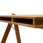 Detailaufnahme des Schreibtisches FIELD DESK von We Do Wood mit stilvoll integrierten Ablagen für Ordnung am Arbeitsplatz Schreibtisch aus Holz - FIELD DESK von We Do Wood
