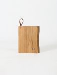 Schneidebrett CHOP CHOP CUTTING BOARD #1 aus Holz mit Leder von Rio Lindo - Maße: 25 x 22 x 2,5 cm  Schneidebrett aus Holz und Leder - CHOP CHOP CUTTING BOARD #1 von Rio Lindo