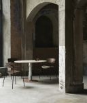 Stapelstuhl Metall in Eiche Walnuss lackiert PAVILION AV1 von &tradition