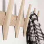 TANGENT 5 von Hoigaard Garderobenleiste Design in Eiche natur