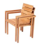 Der Gartenstuhl MAXIMA von Traditional Teak ist stapelbar und lässt sich somit vor allem im Winter platzsparend verstauen Terrassenmöbel-Set aus Holz mit stapelbarem Gartenstuhl MAXIMA von Traditional Teak