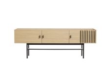 Der Holzkorpus des Lowboards ARRAY LOW von WOUD wird von einem filigranen Metallgestell getragen LOWBOARD aus heller Eiche mit Metallgestell - ARRAY LOW von WOUD