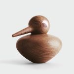 Vogelfigur BIRD nach dem Entwurf von Kristian Vedel für architectmade aus geräuchertem Eichenholz in der Ausführung Chubby Vogel aus Holz in Eiche geräuchert - BIRD von Kristian Vedel für architectmade