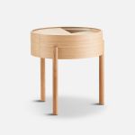 Runder Beistelltisch ARC SIDE TABLE von WOUD mit verstecktem Stauraum in Eiche Weißpigmentiert, lackiert WOUD ARC SIDE TABLE - Beistelltisch mit Stauraum in Eiche Weißpigmentiert