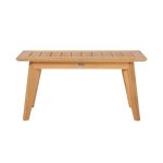 Die Sitzfläche der Gartenbank LUNA von Traditional Teak wird von vier leicht nach außen zeigenden, massiven Beinen getragen Gartenbank aus Teakholz ohne Lehne LUNA BENCH von Traditional Teak