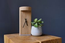 Zylinderförmige Tischuhr CARMEN aus Eichenholz von Drugeot Manufacture  Zylinderförmige Tischuhr aus Holz in Eiche natur - CARMEN von Drugeot Manufacture