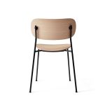 Rückansicht des Stuhls CO DINING Chair von Audo Copenhagen in Eiche natur mit einem Gestell aus schwarzem Metall Stapelbarer Stuhl aus Holz und Metall Co Dining Chair von Audo Copenhagen