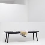 Schwarz gebeizte Massivholz Sitzbank PROFILE BENCH ohne Lehne von STATTMANN  STATTMANN PROFILE BENCH - Massivholz Sitzbank ohne Lehne