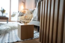 Das schwäbische Label Raumgestalt bietet mit der Tischlampe QUADER eine zeitlos schöne Lichtquelle - Foto: Franziska Grund Raumgestalt QUADER - Tischlampe mit Glühbirne und quadratischem Holzfuß aus Eichenholz