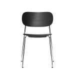 Vorderansicht des Stuhls CO DINING Chair von Audo Copenhagen in Eiche, schwarz gebeizt natur mit einem Gestell aus Chrom Stuhl aus Holz in Eiche schwarz und Metall in Chrome Co Dining Chair von Audo Copenhagen