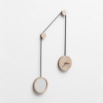 Designer Wanduhr und Spiegel in moderner Optik eines Pendels von Drugeot Manufacture PENDULE von Drugeot Manufacture - Wanduhr aus Holz mit Spiegel in Pendelsoptik