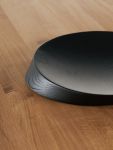 Auf der Oberfläche der formschönen Schale ORBITA BOWL von Insan ist die natürliche Maserung des Holzes deutlich sichtbar Detail der runden Schale aus Holz in Eiche schwarz - ORBITA BOWL von Insan