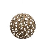 Kugel Hängeleuchte in Bambus caramel (40 cm) - CORAL von David Trubridge