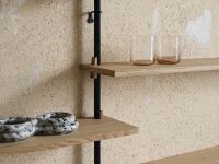 Detail des Wandregalsystems mit Metall - WALL SHELVING von Moebe