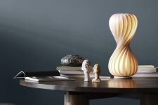 Moderne Design Tischlampe TR7 TABLE LIGHT aus Holz von Tom Rossaufür stimmungsvolles Licht Moderne Design Tischlampe aus Holz in Birkenfurnier - TR7 Table Light von Tom Rossau