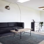 Couchtisch COFFEE TABLE von Andersen Furniture mit schwarzem Metallgestell und einer Eichenholzplatte für modern eingerichtete Wohnzimmer COFFEE TABLE von Andersen Furniture - Couchtisch mit Metallgestell