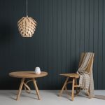 Die Holzfurnierleuchte SCOTS kreiert stimmungsvolle Momente und lässt sich gut mit weiteren Holzmöbeln kombinieren Holzfurnierleuchte SCOTS LIGHT von Tom Raffield für stimmungsvolle Momente