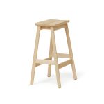 Barhocker ANGLE STANDARD BAR STOOL von FORM & REFINE aus matt lackiertem Buchenholz mit einer Sitzhöhe von 65 cm Angle Standard Bar Stool von FORM & REFINE - Barhocker aus Buche in 65cm
